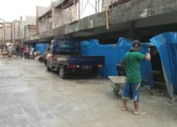 Dilanda Hujan Serta Angin Kencang, Hebel Proyek Pasar Jambu Dua Yang Baru Dipasang Ambruk