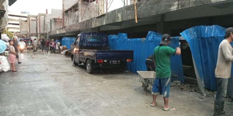 Dilanda Hujan Serta Angin Kencang, Hebel Proyek Pasar Jambu Dua Yang Baru Dipasang Ambruk