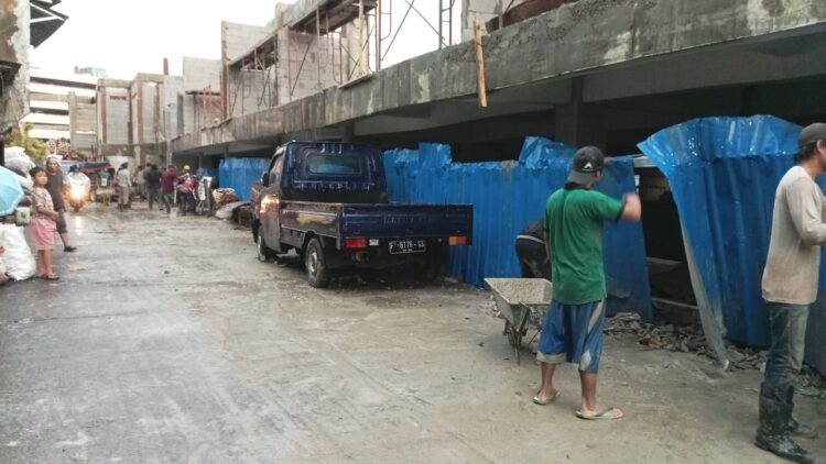 Dilanda Hujan Serta Angin Kencang, Hebel Proyek Pasar Jambu Dua Yang Baru Dipasang Ambruk