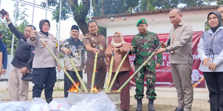Jelang Pemilu 2024, KPU Kota Bogor Bakar Surat Suara Rusak untuk Mencegah Kecurangan