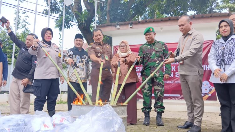 Jelang Pemilu 2024, KPU Kota Bogor Bakar Surat Suara Rusak untuk Mencegah Kecurangan