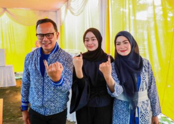 Wali Kota Bogor, Bima Arya bersama istrinya Yane Ardian dan keluarga menyalurkan hak pilihnya di TPS 30, Kelurahan Katulampa, Kecamatan Bogor Timur, Kota Bogor, Rabu (14/2).