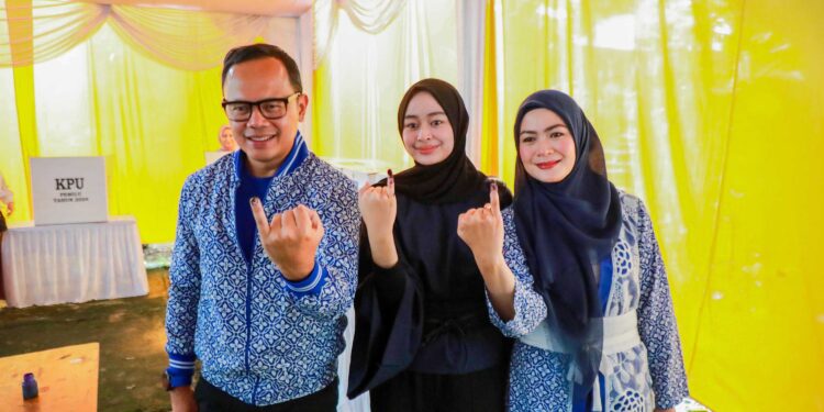 Wali Kota Bogor, Bima Arya bersama istrinya Yane Ardian dan keluarga menyalurkan hak pilihnya di TPS 30, Kelurahan Katulampa, Kecamatan Bogor Timur, Kota Bogor, Rabu (14/2).