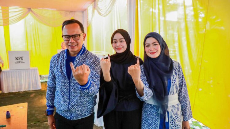 Wali Kota Bogor, Bima Arya bersama istrinya Yane Ardian dan keluarga menyalurkan hak pilihnya di TPS 30, Kelurahan Katulampa, Kecamatan Bogor Timur, Kota Bogor, Rabu (14/2).