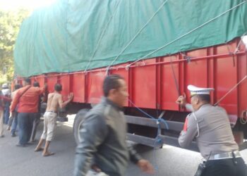 Truk Pengangkut Steroform Melintang di Jembatan Talang, Arus Kendaraan Sempat Macet Panjang