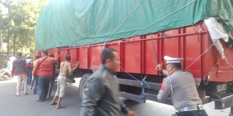 Truk Pengangkut Steroform Melintang di Jembatan Talang, Arus Kendaraan Sempat Macet Panjang