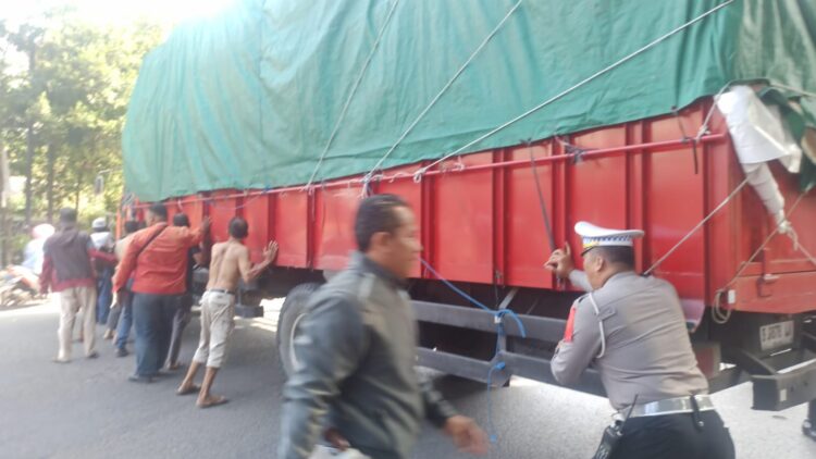 Truk Pengangkut Steroform Melintang di Jembatan Talang, Arus Kendaraan Sempat Macet Panjang