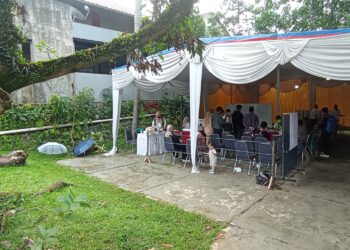 Prabowo-Gibran Raih Kemenangan di TPS 30 Katulampa, Bima Arya dan Keluarga Tampil Kompak dengan Batik Biru