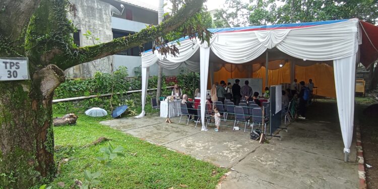 Prabowo-Gibran Raih Kemenangan di TPS 30 Katulampa, Bima Arya dan Keluarga Tampil Kompak dengan Batik Biru