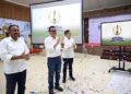 Region Head PTPN IV PalmCo Regional 3 Rurianto (tengah) didampingi SEVP Operation Arief Subhan Siregar (kiri) dan SEVP Business Support Ahmad Diponegoro (kanan) usai meluncurkan PalmCo Regional 3 Performance League 2024.