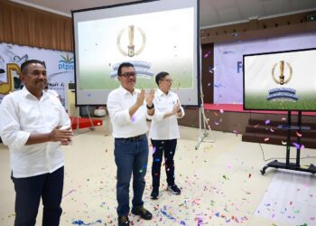 Region Head PTPN IV PalmCo Regional 3 Rurianto (tengah) didampingi SEVP Operation Arief Subhan Siregar (kiri) dan SEVP Business Support Ahmad Diponegoro (kanan) usai meluncurkan PalmCo Regional 3 Performance League 2024.