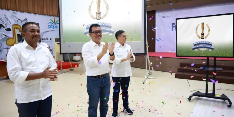 Region Head PTPN IV PalmCo Regional 3 Rurianto (tengah) didampingi SEVP Operation Arief Subhan Siregar (kiri) dan SEVP Business Support Ahmad Diponegoro (kanan) usai meluncurkan PalmCo Regional 3 Performance League 2024.