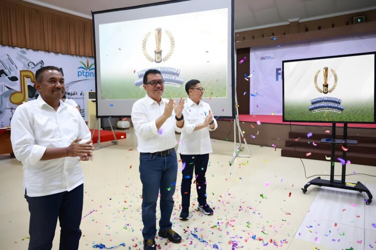 Region Head PTPN IV PalmCo Regional 3 Rurianto (tengah) didampingi SEVP Operation Arief Subhan Siregar (kiri) dan SEVP Business Support Ahmad Diponegoro (kanan) usai meluncurkan PalmCo Regional 3 Performance League 2024.