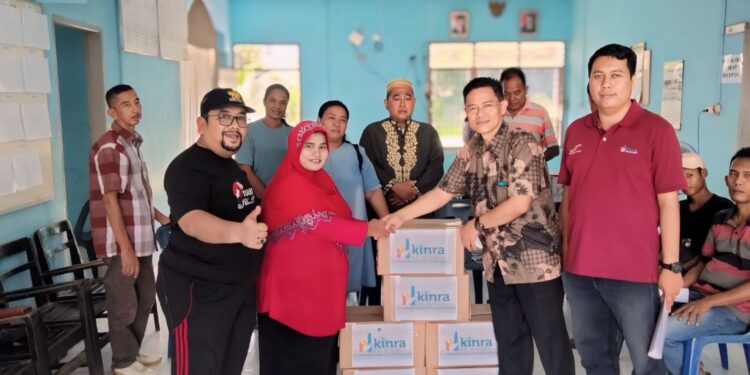 Pemberian Sembako Bakti Sosial PT Kawasan Industri Nusantara yang di wakili oleh Manager SDM, Umum & Pengadaan dan Asisten Manager Umum PT Kawasan Industri Nusantara