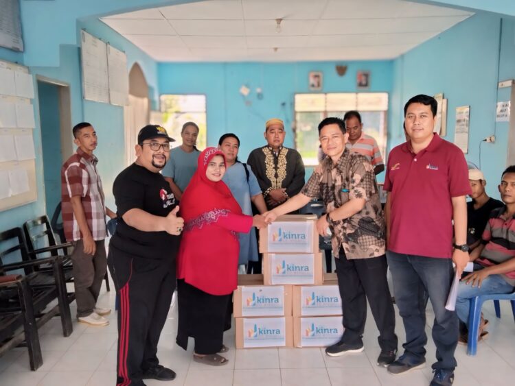 Pemberian Sembako Bakti Sosial PT Kawasan Industri Nusantara yang di wakili oleh Manager SDM, Umum & Pengadaan dan Asisten Manager Umum PT Kawasan Industri Nusantara