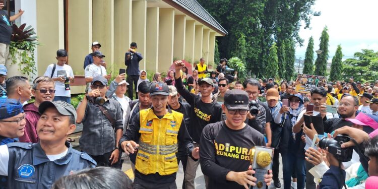 Bawa Piala Adipura, Bima Arya Disambut Hangat Warga