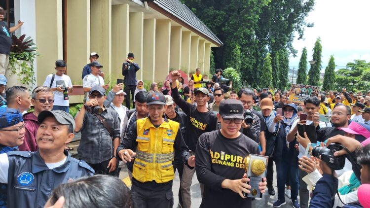 Bawa Piala Adipura, Bima Arya Disambut Hangat Warga