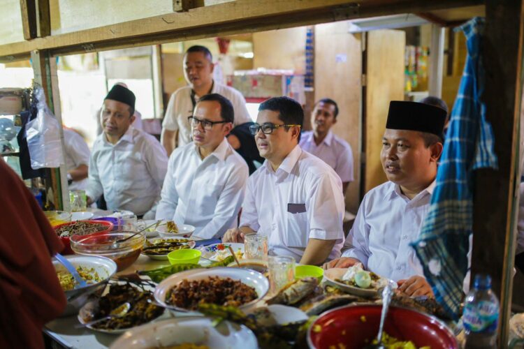 Usai Lantik Direksi PPJ, Bima Arya Rapat di Warteg Sambil Santap Siang