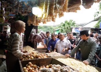 Pastikan Harga Komoditas Stabil   Forkopimda Kota Bogor Tinjau Pasar Tekum Kemang