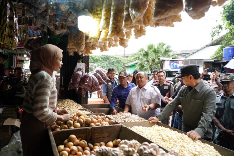 Pastikan Harga Komoditas Stabil   Forkopimda Kota Bogor Tinjau Pasar Tekum Kemang