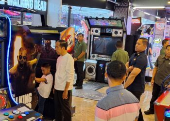 Momen Akhir Pekan, Jokowi Ajak Tiga Cucunya ke Mal Botani Square 