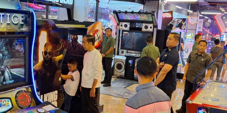 Momen Akhir Pekan, Jokowi Ajak Tiga Cucunya ke Mal Botani Square