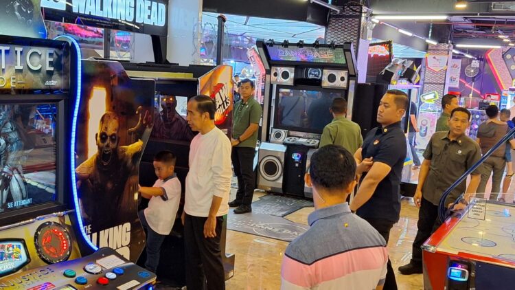 Momen Akhir Pekan, Jokowi Ajak Tiga Cucunya ke Mal Botani Square 
