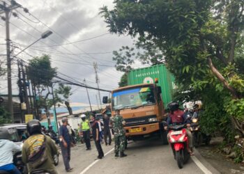 Sempat Macet, Truk Kontainer Tabrak Pohon di Jalan Pemda