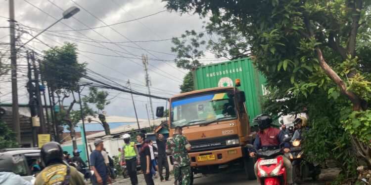 Sempat Macet, Truk Kontainer Tabrak Pohon di Jalan Pemda