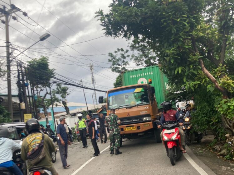 Sempat Macet, Truk Kontainer Tabrak Pohon di Jalan Pemda