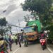 Sempat Macet, Truk Kontainer Tabrak Pohon di Jalan Pemda