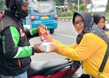 HWK Bagikan Ratusan Takjil ke Warga, Ojol dan Sopir Angkot