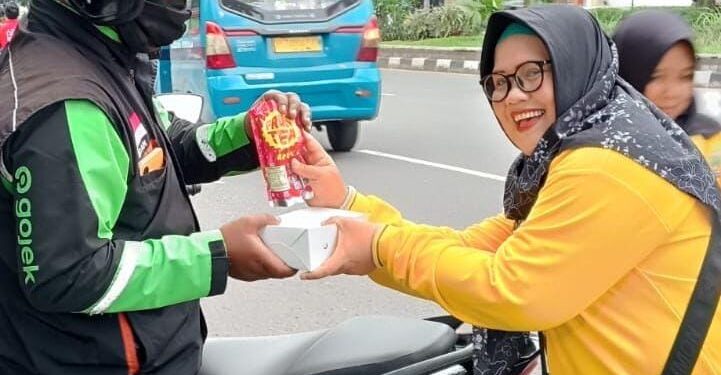 HWK Bagikan Ratusan Takjil ke Warga, Ojol dan Sopir Angkot