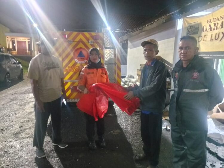 Satu Keluarga di Bogor Mengungsi Imbas Tembok Roboh
