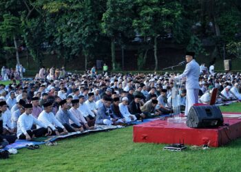 Bima Arya – Dedie Rachim dan Warga Salat Idul Fitri di Lapangan Sempur