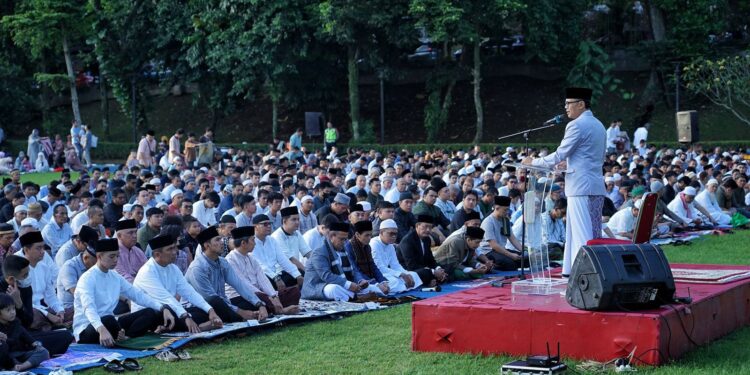 Bima Arya – Dedie Rachim dan Warga Salat Idul Fitri di Lapangan Sempur