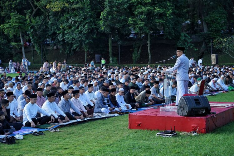 Bima Arya – Dedie Rachim dan Warga Salat Idul Fitri di Lapangan Sempur