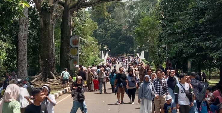 Libur Lebaran, Kebun Raya Bogor di Padati Pengunjung