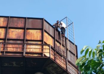 Miris, Gegara HP Pemuda Ini Panjat Tower