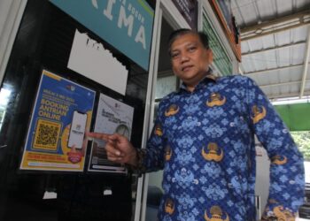 LAYANAN BARU: Kepala Disdukcapil Kota Bogor, Ganjar Gunawan memperlihatkan pamflet sosialisasi Prima Antri, Kamis (25/4), yang akan diberlakukan mulai awal Mei mendatang.