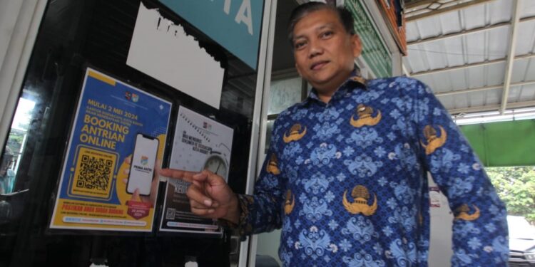 LAYANAN BARU: Kepala Disdukcapil Kota Bogor, Ganjar Gunawan memperlihatkan pamflet sosialisasi Prima Antri, Kamis (25/4), yang akan diberlakukan mulai awal Mei mendatang.