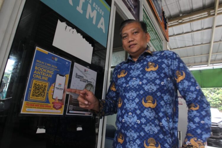LAYANAN BARU: Kepala Disdukcapil Kota Bogor, Ganjar Gunawan memperlihatkan pamflet sosialisasi Prima Antri, Kamis (25/4), yang akan diberlakukan mulai awal Mei mendatang.