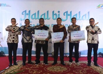 Para manajer kebun inti, pabrik kelapa sawit, dan kebun kemitraan terbaik yang berhasil meraih peringkat pertama dalam ajang PTPN IV Regional III Performance League periode triwulan pertama 2024 berfoto bersama dengan Region Head Rurianto (kanan) serta SEVP Business Support Ahmad Diponegoro (kiri) dan SEVP Operation Arief Subhan Siregar.