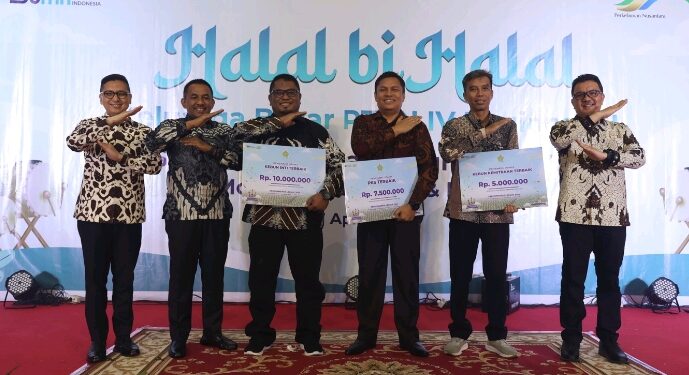 Para manajer kebun inti, pabrik kelapa sawit, dan kebun kemitraan terbaik yang berhasil meraih peringkat pertama dalam ajang PTPN IV Regional III Performance League periode triwulan pertama 2024 berfoto bersama dengan Region Head Rurianto (kanan) serta SEVP Business Support Ahmad Diponegoro (kiri) dan SEVP Operation Arief Subhan Siregar.