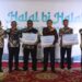 Para manajer kebun inti, pabrik kelapa sawit, dan kebun kemitraan terbaik yang berhasil meraih peringkat pertama dalam ajang PTPN IV Regional III Performance League periode triwulan pertama 2024 berfoto bersama dengan Region Head Rurianto (kanan) serta SEVP Business Support Ahmad Diponegoro (kiri) dan SEVP Operation Arief Subhan Siregar.