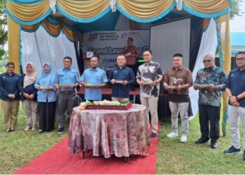 Direktur PT SPMN dr. Syahrizal Siregar, M.Kes didampingi Komisaris DR. Suhendri, SE, MM, Sekda Labura, Region Head Regional I dan II PTPN IV, SEVP Operation PT SPMN, Kadis Kesehatan, Kadis Lingkungan Hidup, Kadiv Sekper PT SPMN, dan Kepala RS Sri Pamela Membang Muda lakukan pemotongan tumpeng