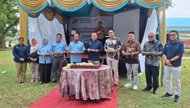 Direktur PT SPMN dr. Syahrizal Siregar, M.Kes didampingi Komisaris DR. Suhendri, SE, MM, Sekda Labura, Region Head Regional I dan II PTPN IV, SEVP Operation PT SPMN, Kadis Kesehatan, Kadis Lingkungan Hidup, Kadiv Sekper PT SPMN, dan Kepala RS Sri Pamela Membang Muda lakukan pemotongan tumpeng