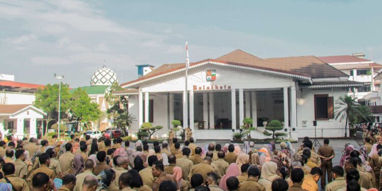 Pegawai di lingkungan Balai Kota Bogor mengikuti apel pagi