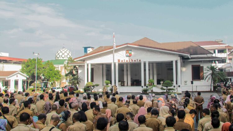 Pegawai di lingkungan Balai Kota Bogor mengikuti apel pagi