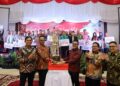 Para penerima penghargaan berfoto bersama jajaran Board of Regional Management PTPN IV Regional III dalam ajang malam peringatan HUT RI ke-79, Kota Pekanbaru, Provinsi Riau.
